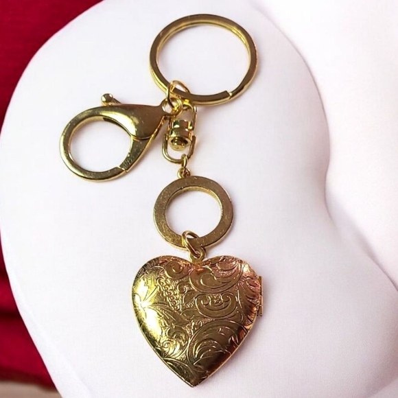 Gold Heart Locker Keychain Charm Accessory vtg style - Picture 3 of 10